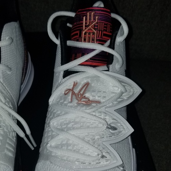 NIKE KYRIE 5 BHM - Picture 6 of 8